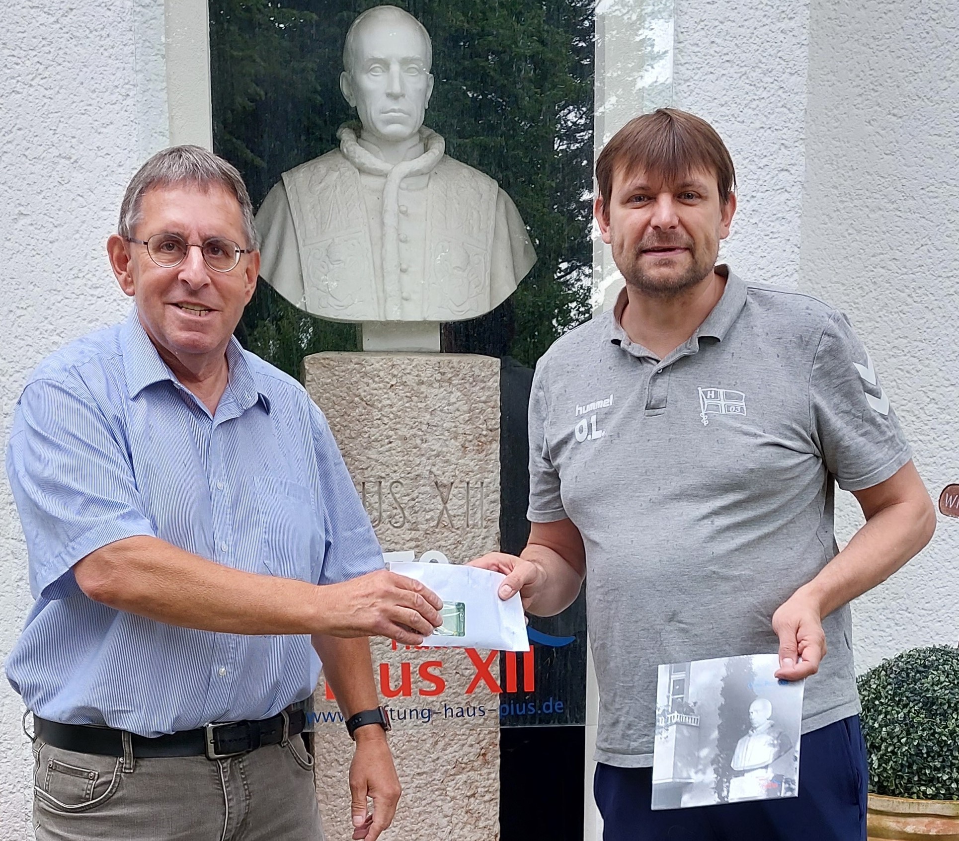 Spendenbergabe des Fuball-Vereins Hertha 03 Zehlendorf fr die Stiftung Haus Pius XII